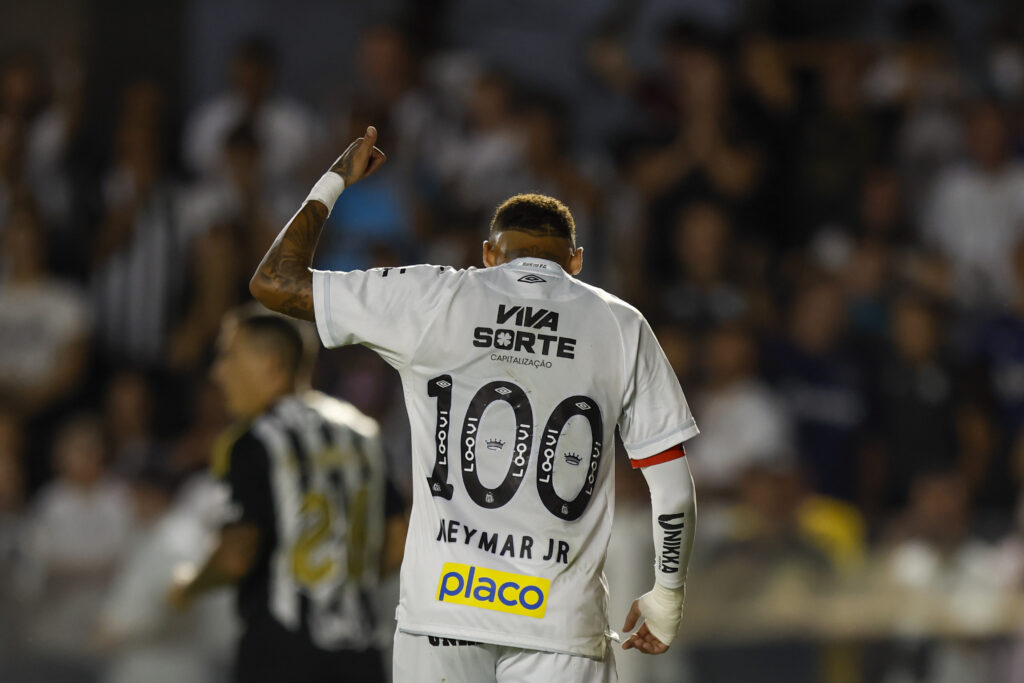 Santos v Atletico Mineiro - Brasileirao 2025