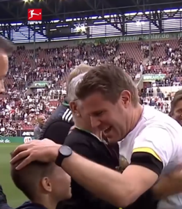 Felix Brych si ritira: il saluto al termine della sua ultima partita da arbitro (Fonte Video Instagram Bundesliga)