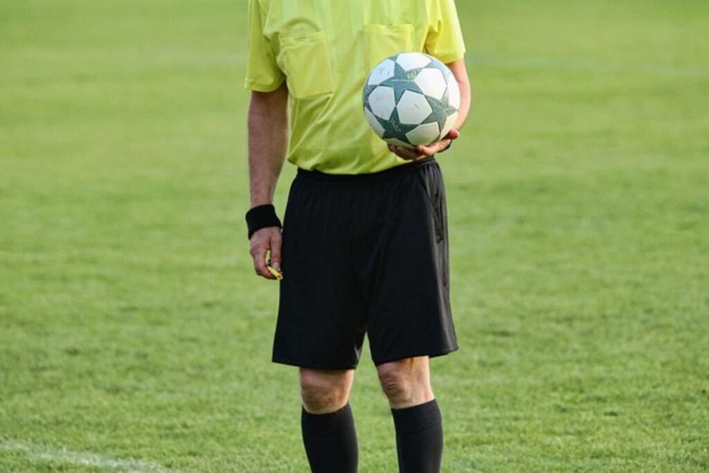 arbitro picchiato