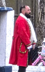 Ulises Velázquez, allenatore dell'U-13 degli argentini dell'Independiente de Hernandarias, si è presentato in panchina vestito da re in occasione del derby cittadino contro l'Atletico de Hernandarias. Il suo abito eccentrico ha subito conquistato i social. (Foto di Román Pérez)