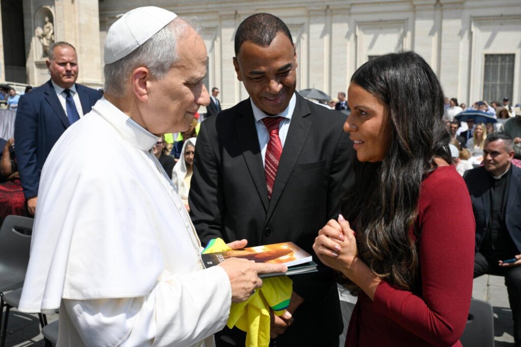 cafu-maglia-brasile-papa-leone-xiv-udienza-vaticano-roma-milan