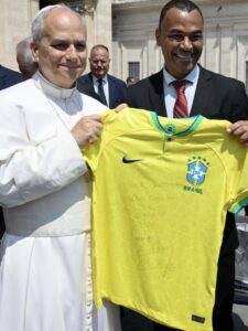 cafu-maglia-brasile-papa-leone-xiv-udienza-vaticano-roma-milan