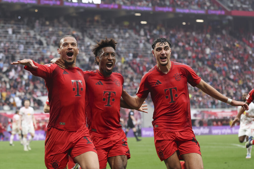 Pavlovic esulta con i compagni