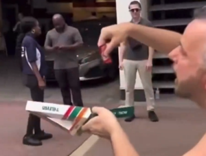 Tifoso del Fluminense provoca i tifosi dell'Inter mettendo il ketchup sulla pizza