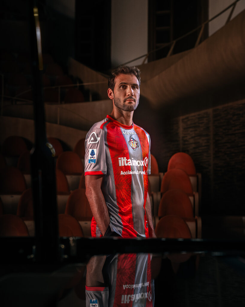 maglia-home-cremonese-2025-26-acerbis-vazquez-cremona-musica