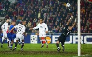 Fabien Barthez saves from Christian Gimenez