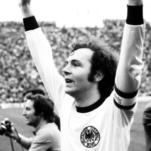 franz-beckenbauer-supercoppa-2025-derbystar-pallone-ufficiale-germania-bayern-monaco-stoccarda