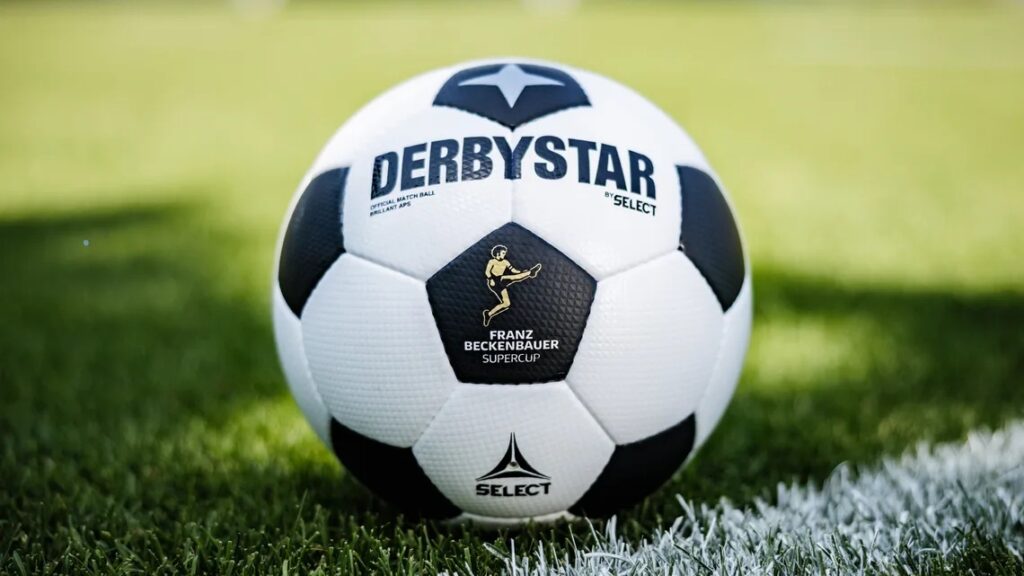 franz-beckenbauer-supercoppa-2025-derbystar-pallone-ufficiale-germania-bayern-monaco-stoccarda