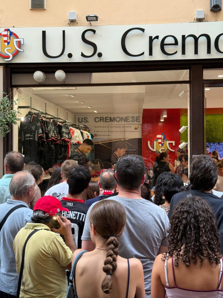 cremonese-terza-maglia-2025-2026-presentazione-third-kit-cremona-serie-a