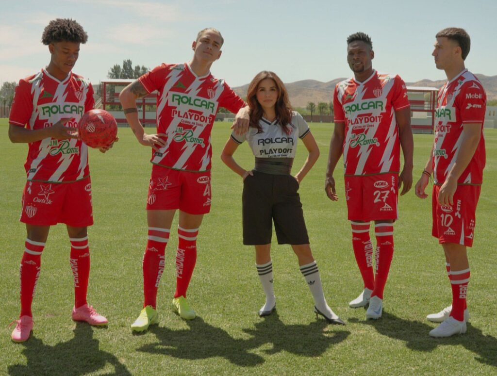 Eva Longoria e giocatori del Necaxa