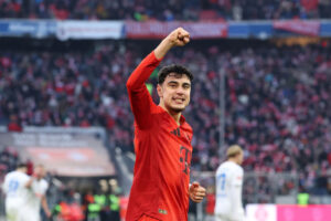 Pavlovic esulta con la maglia del Bayern Monaco