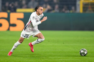 Lille-PSG, la gioia di Kylian Mbappe in tribuna dopo il gol del fratello Ethan