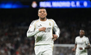Kylian Mbappe sorride