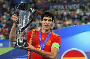 Jesus Vallejo con il trofeo in mano