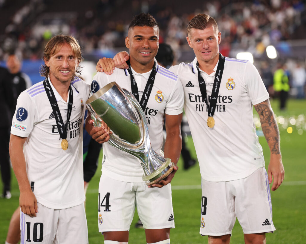 Modric, Casemiro e Kroos con il trofeo della Champions League