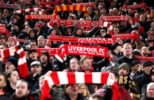 I tifosi del Liverpool mostrano il loro sostegno con una sciarpata prima della partita dell'ottava giornata della fase a gironi della UEFA Champions League 2025/26 tra Liverpool FC e Qarabag FK ad Anfield, il 28 gennaio 2026 a Liverpool, Inghilterra. (Foto di Dan Istitene/Getty Images)