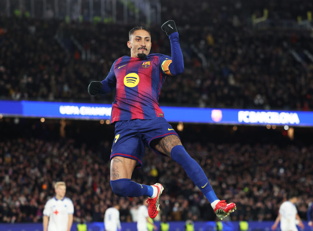 Raphinha esulta dopo un gol