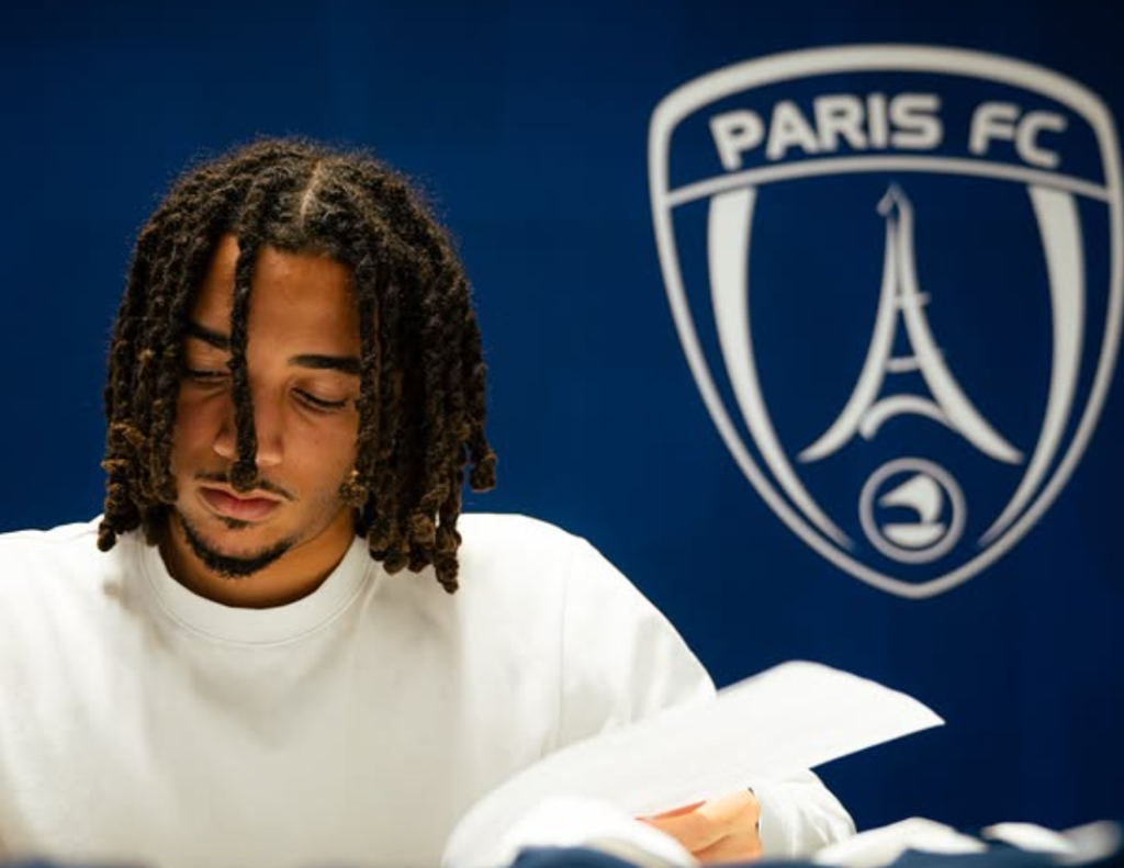 Luca Koleosho firma con il Paris Fc