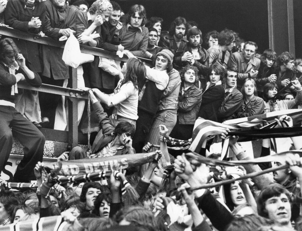 25 Ottobre 1976, tifosi del Manchester United e del Millwall si scontrano a Londra - Ph Getty Images