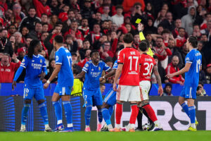 Vinicius protesta con l'arbitro