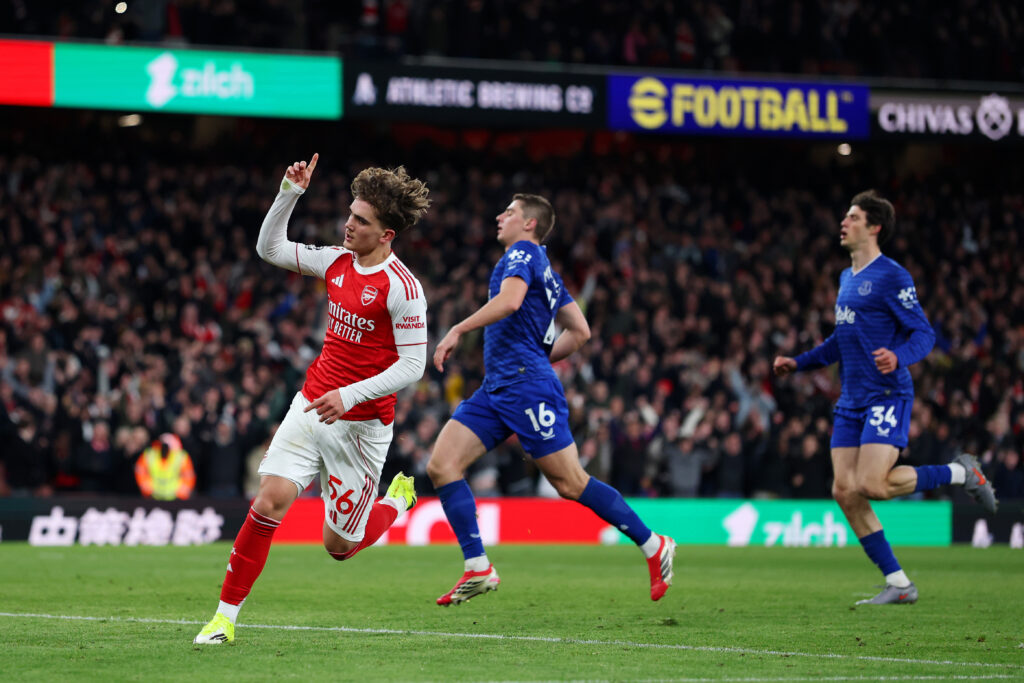 Max Dowman dell'Arsenal festeggia il secondo gol della sua squadra durante la partita di Premier League tra Arsenal ed Everton all'Emirates Stadium il 14 marzo 2026 a Londra, Inghilterra. (Foto di Alex Pantling/Getty Images)