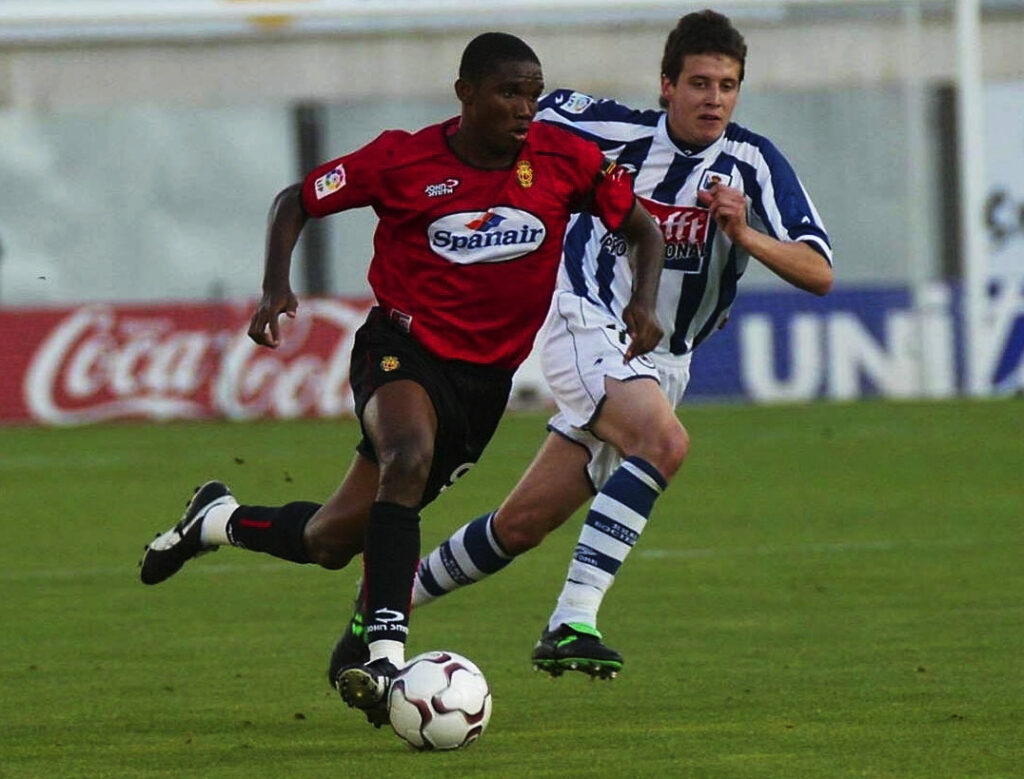 Samuel Eto'o of Real Mallorca and Mikel Aranburu of Real Sociedad