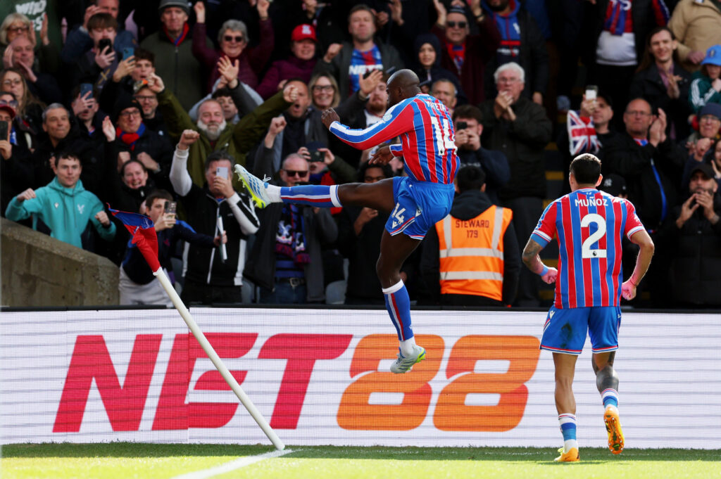 Jean-Philippe Mateta del Crystal Palace festeggia il secondo gol della sua squadra calciando la bandierina del calcio d'angolo durante la partita di Premier League tra Crystal Palace e Newcastle United al Selhurst Park il 12 aprile 2026 a Londra, Inghilterra. (Foto di Steve Bardens/Getty Images)